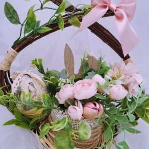Koszyczek wielkanocny z jajem decoupage, kwiatami i królikiem