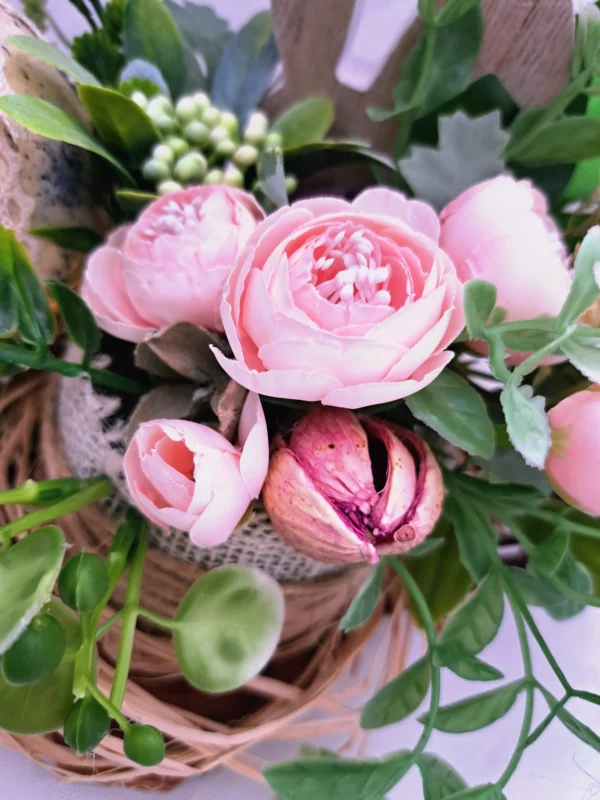 Koszyczek Wielkanocny Z Jajem Decoupage, Kwiatami I Królikiem Wykadrowane Róże
